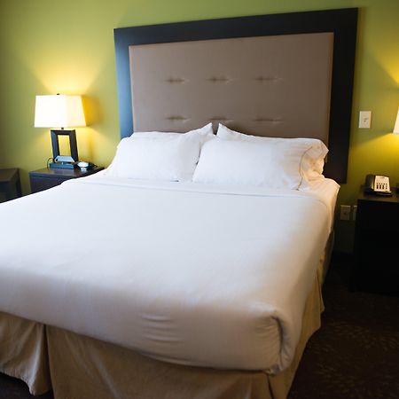 Holiday Inn Express & Suites Northwood By Ihg Silver Lake Buitenkant foto