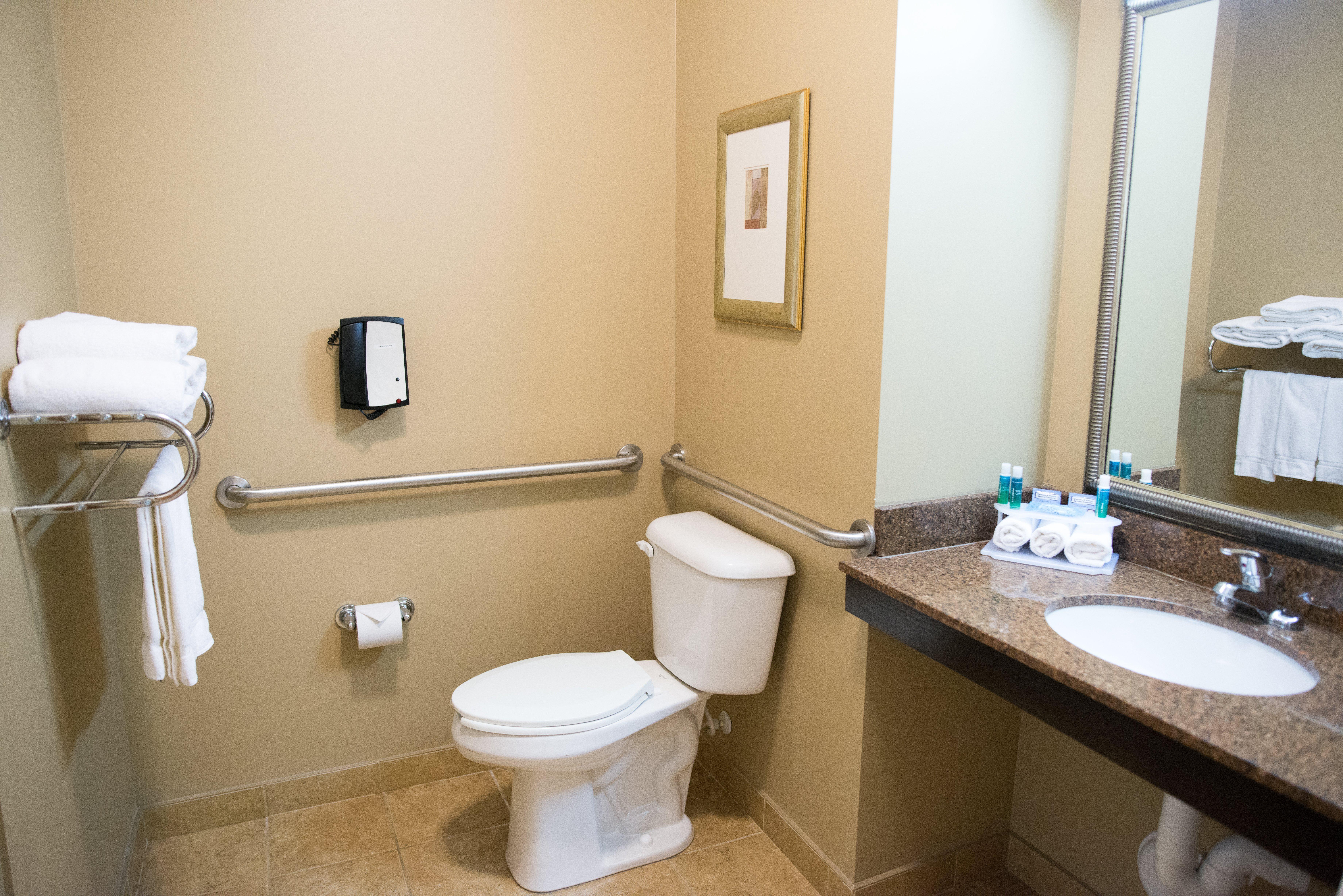 Holiday Inn Express & Suites Northwood By Ihg Silver Lake Buitenkant foto