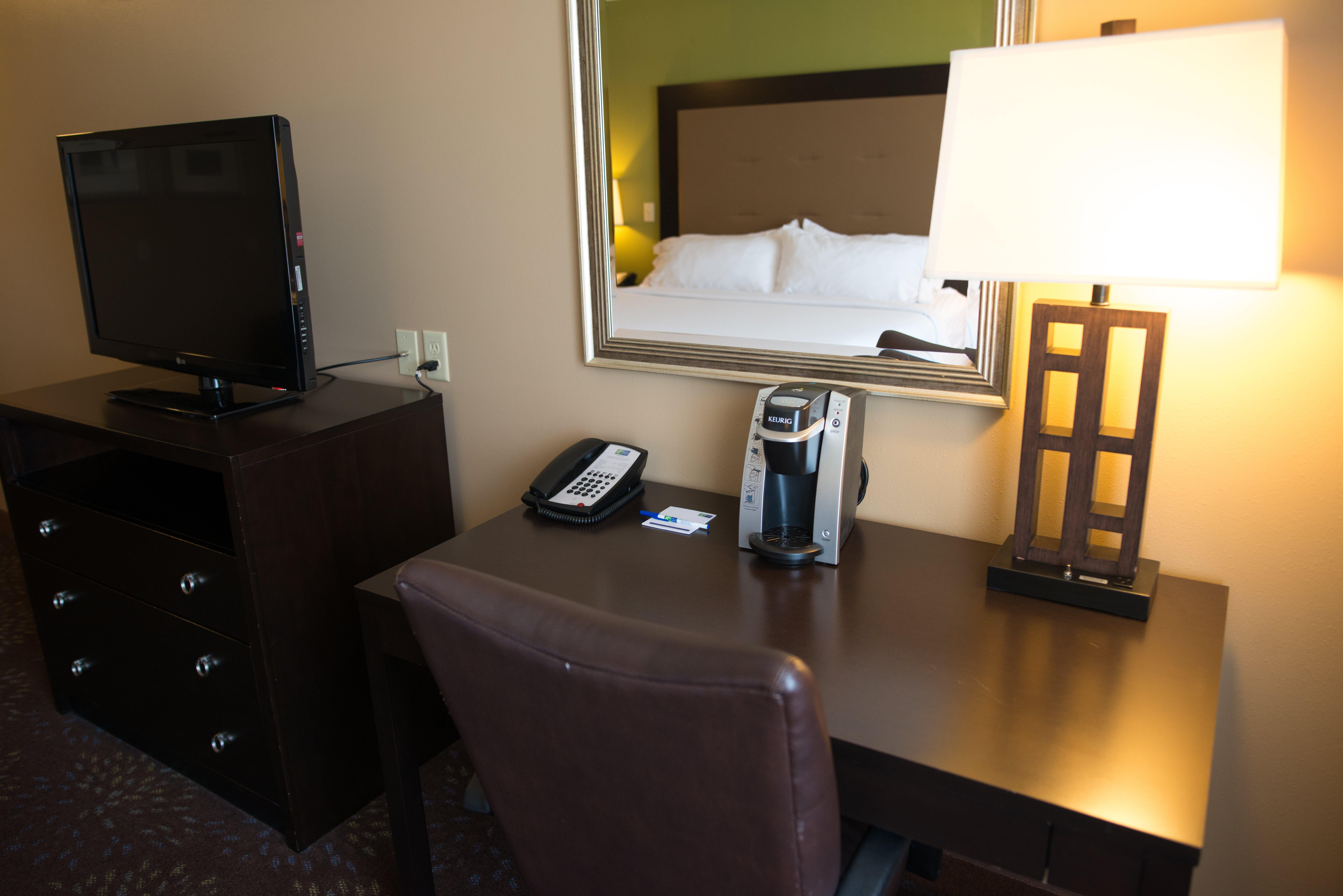 Holiday Inn Express & Suites Northwood By Ihg Silver Lake Buitenkant foto