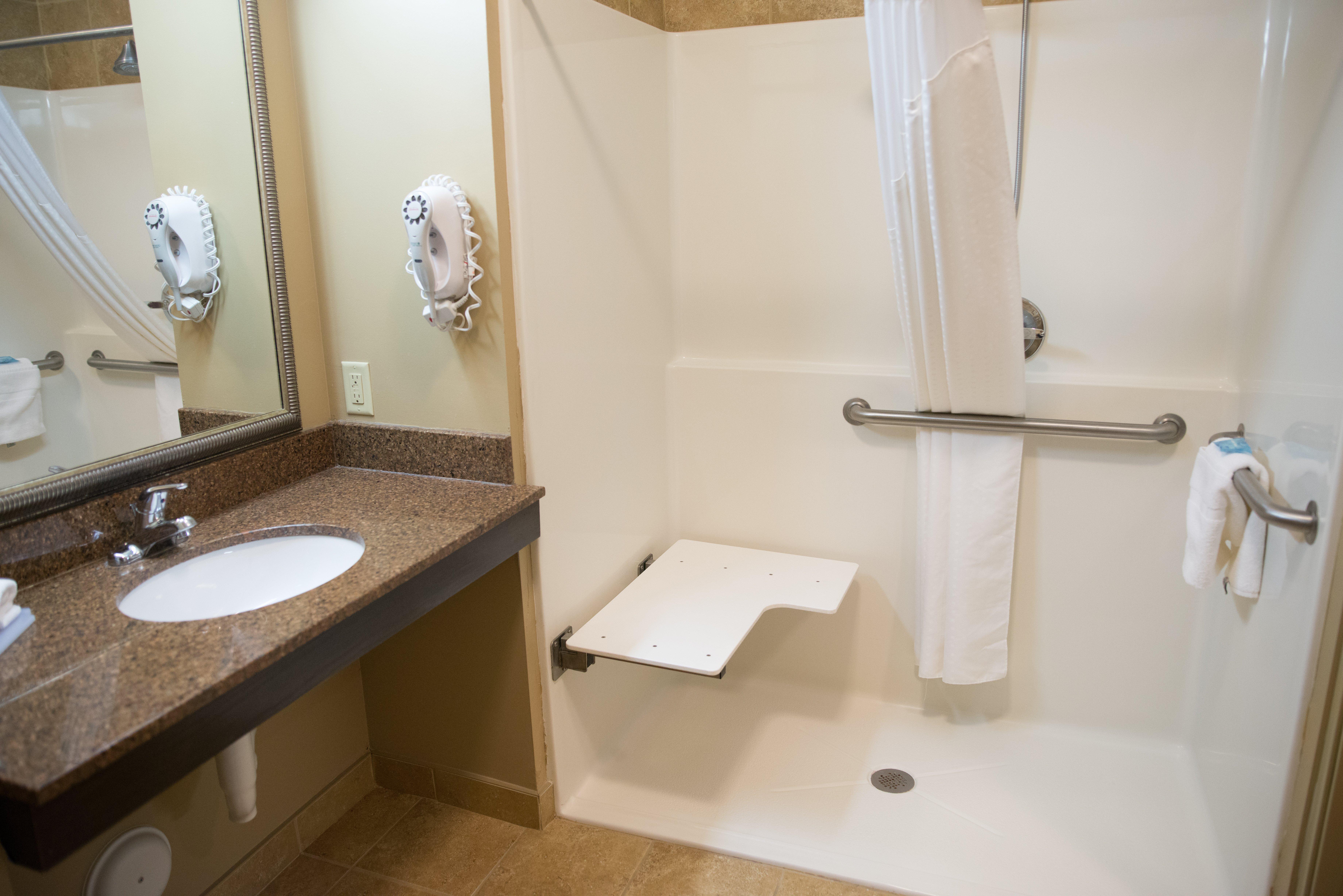 Holiday Inn Express & Suites Northwood By Ihg Silver Lake Buitenkant foto