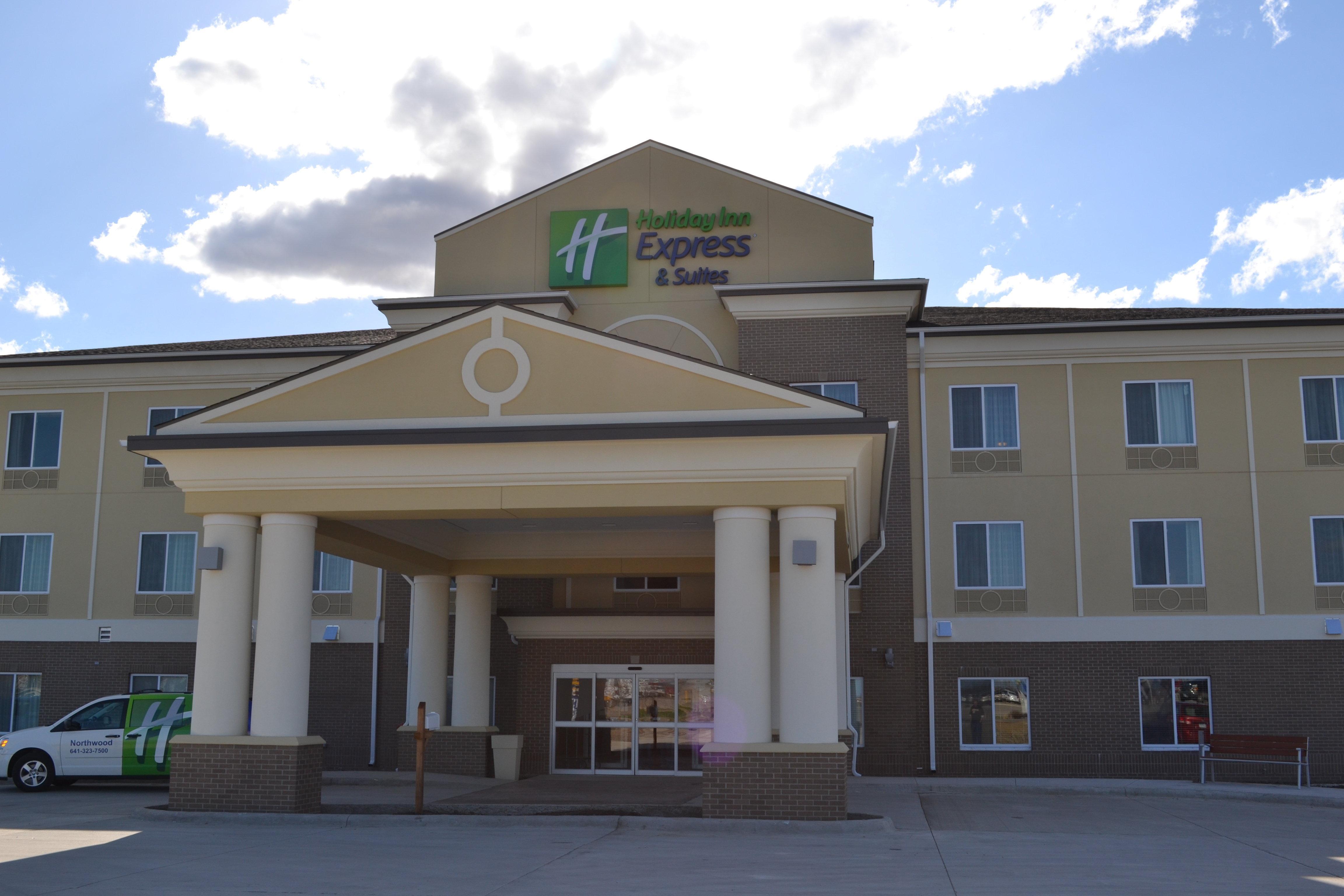 Holiday Inn Express & Suites Northwood By Ihg Silver Lake Buitenkant foto