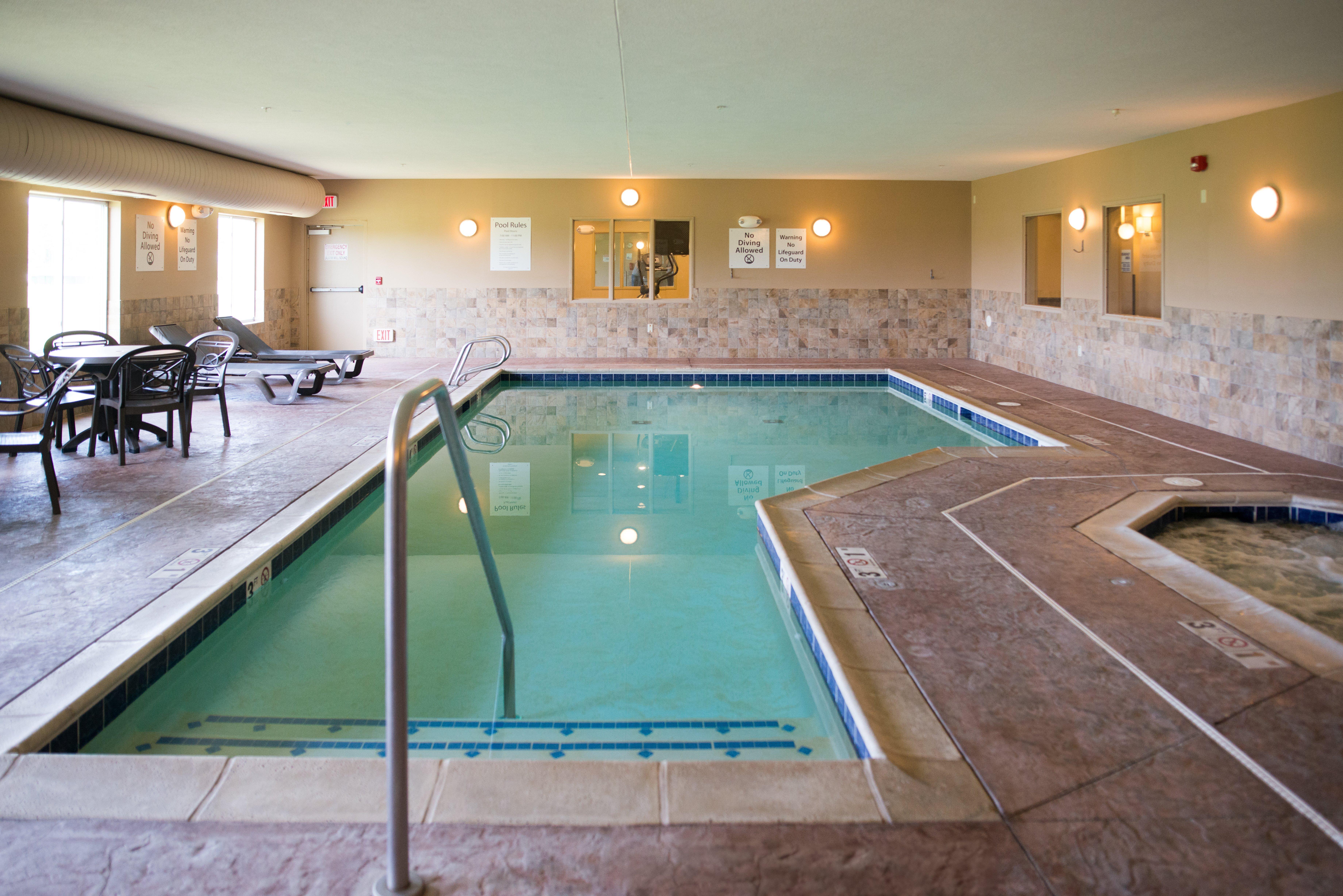 Holiday Inn Express & Suites Northwood By Ihg Silver Lake Buitenkant foto