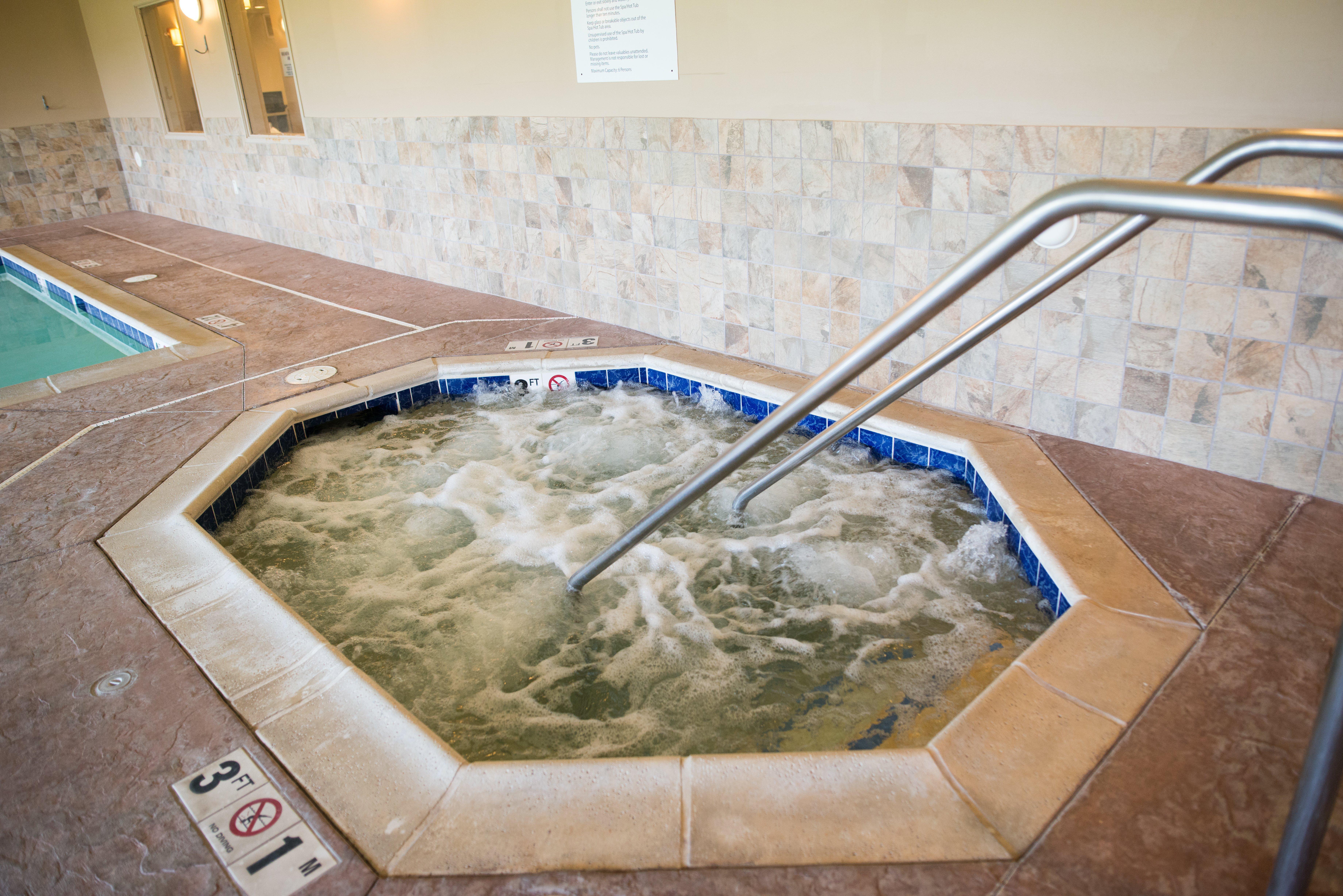 Holiday Inn Express & Suites Northwood By Ihg Silver Lake Buitenkant foto