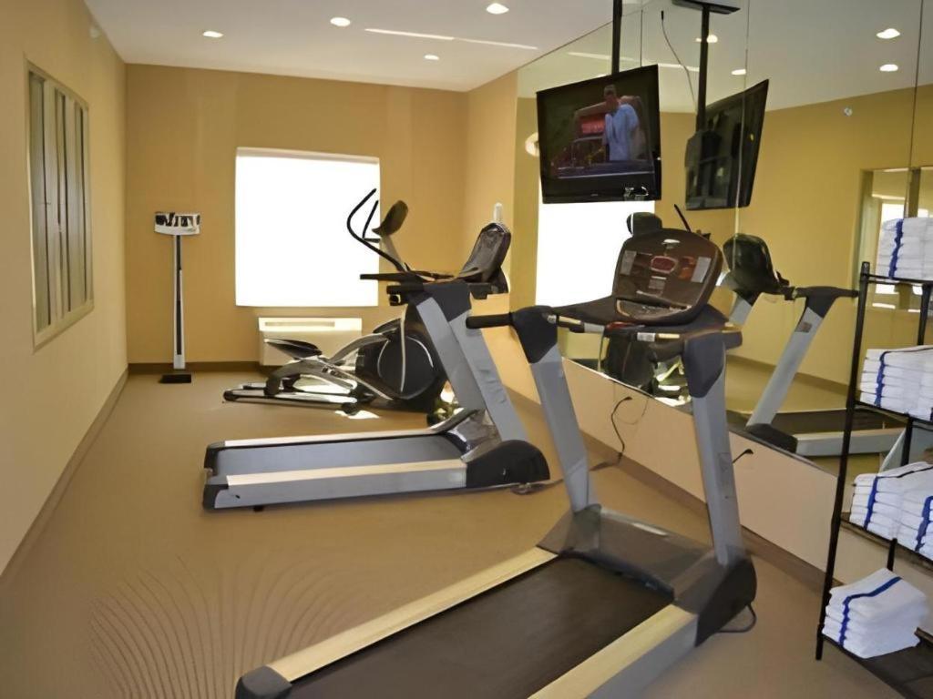 Holiday Inn Express & Suites Northwood By Ihg Silver Lake Buitenkant foto