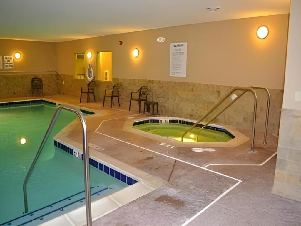 Holiday Inn Express & Suites Northwood By Ihg Silver Lake Buitenkant foto