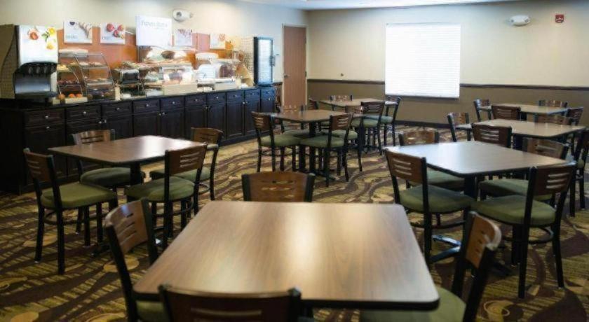 Holiday Inn Express & Suites Northwood By Ihg Silver Lake Buitenkant foto
