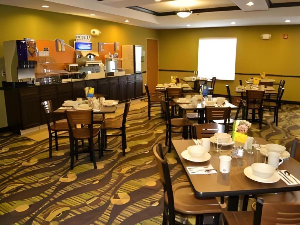 Holiday Inn Express & Suites Northwood By Ihg Silver Lake Buitenkant foto