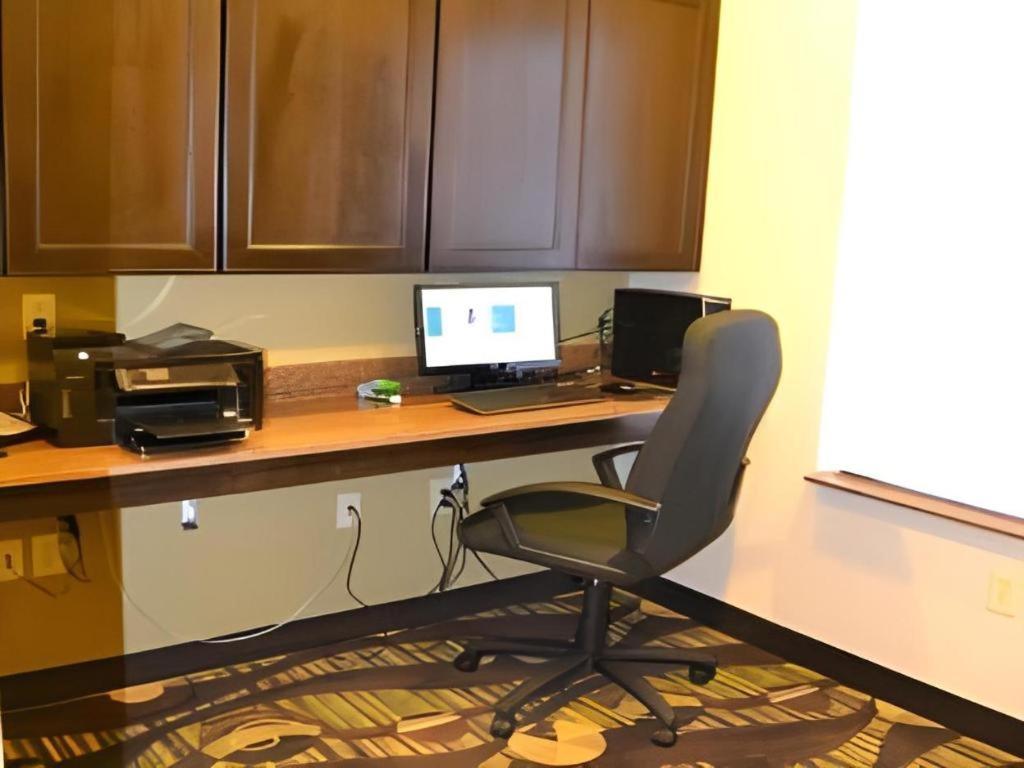 Holiday Inn Express & Suites Northwood By Ihg Silver Lake Buitenkant foto