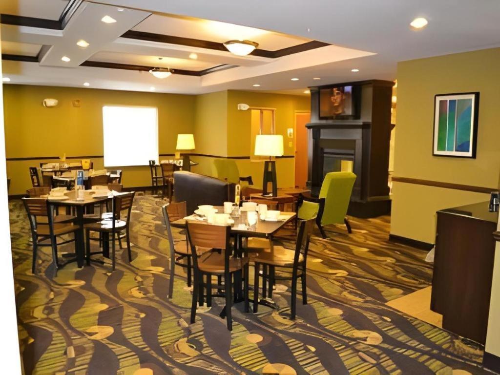 Holiday Inn Express & Suites Northwood By Ihg Silver Lake Buitenkant foto