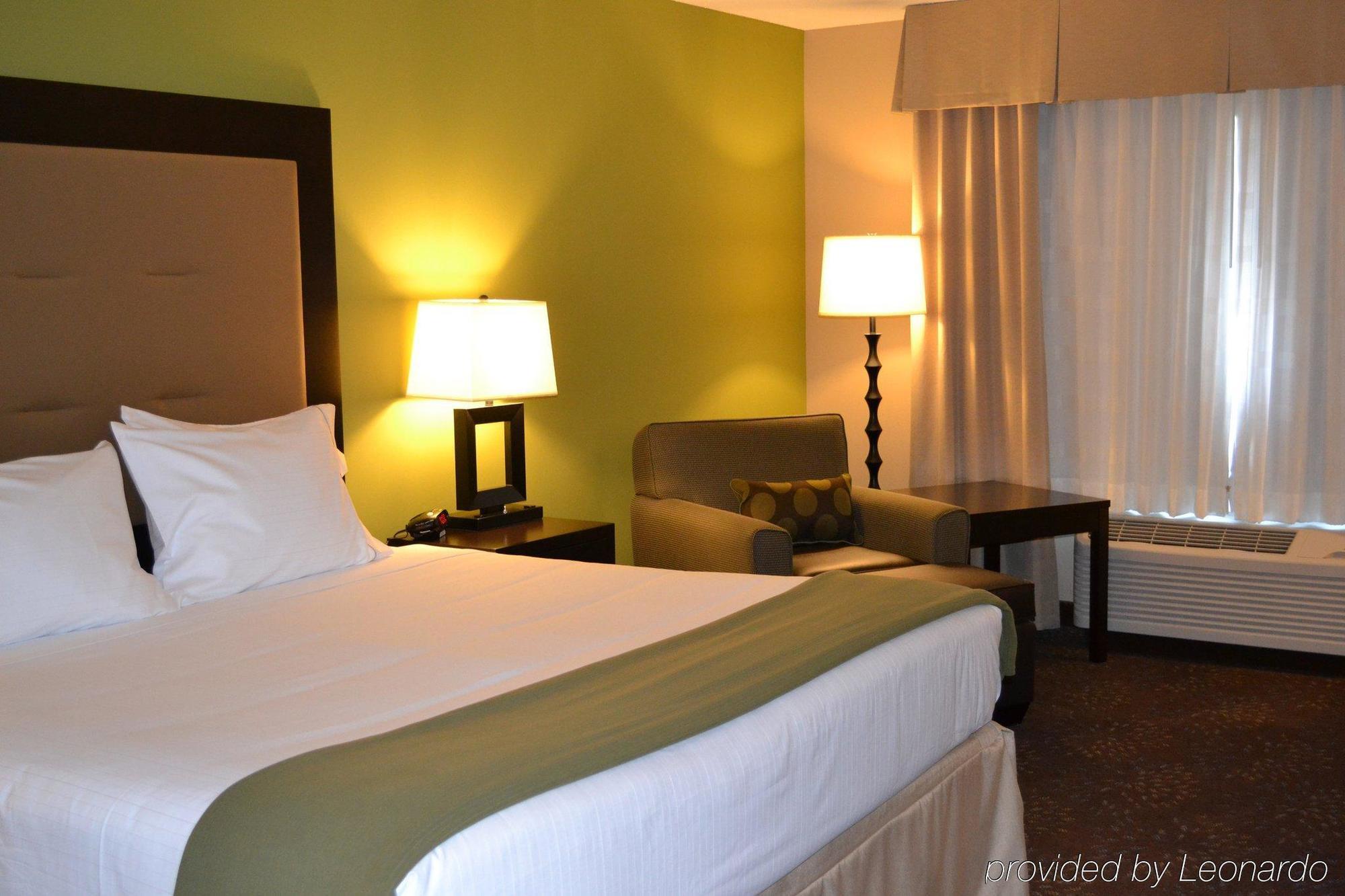 Holiday Inn Express & Suites Northwood By Ihg Silver Lake Buitenkant foto
