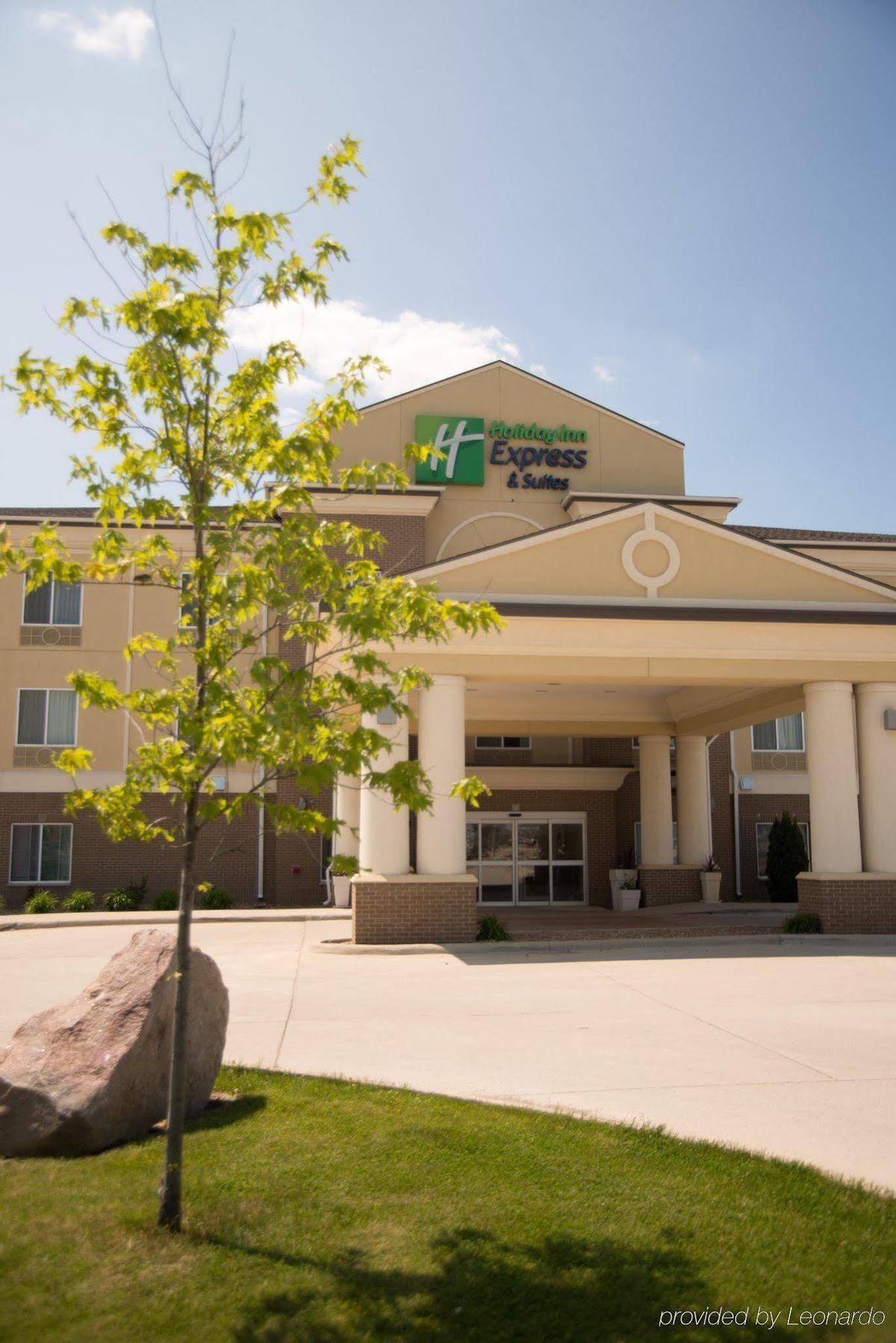 Holiday Inn Express & Suites Northwood By Ihg Silver Lake Buitenkant foto